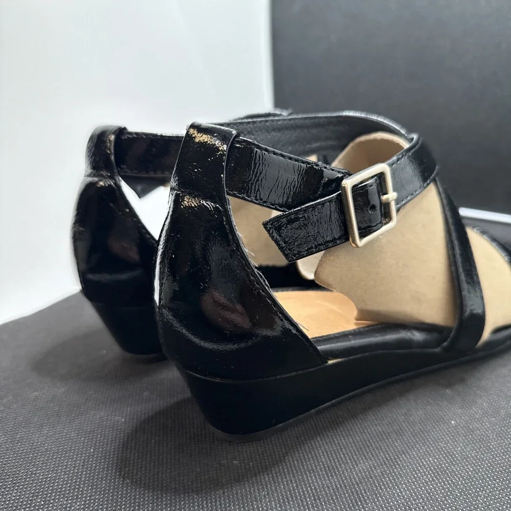 Women’s Sofft Innis Black Crinkle Patent Leather Sandals Size 8.5 - UZI114